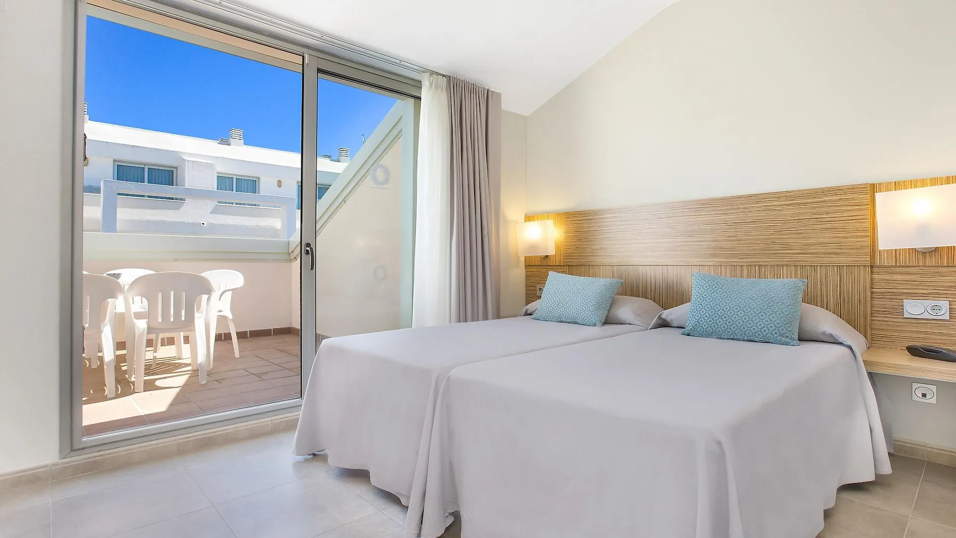 Aparthotel Odissea Park Санта-Сусанна 4*,