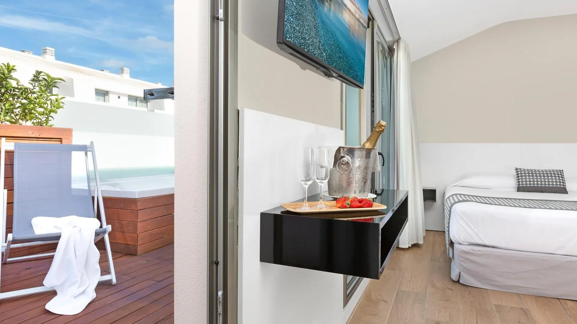 Aparthotel Odissea Park Санта-Сусанна